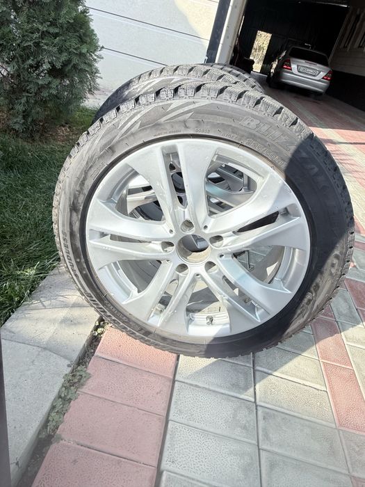 В оригинале диски от мерседеса W 212 с резиной зимней