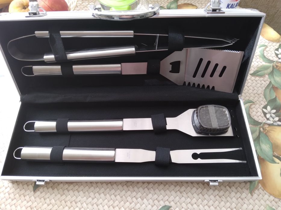 Куфар с принадлежности за барбекю.