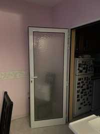 Алуминиева врата с гравирано стъкло