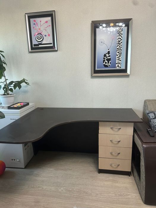 Стол письменный в хорошем состоянии самовывоз