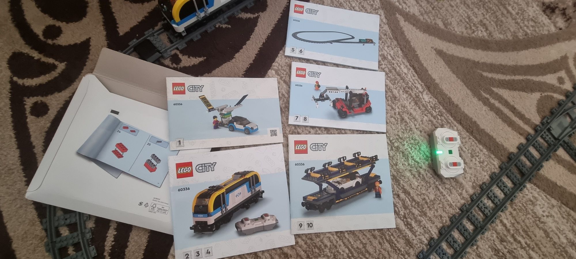 Vind Lego 60336 tren de marfă electric aproape nou, si un set de șine