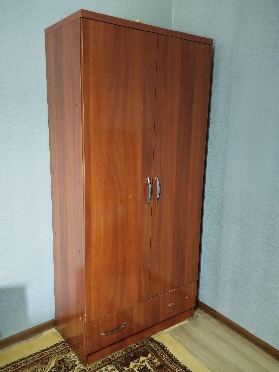 Srochna Shkaf sotiladi!