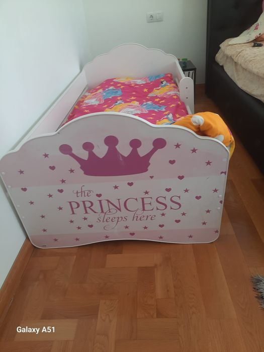 Vând pat fete, dimensiuni 160 x 80 cm, princess
