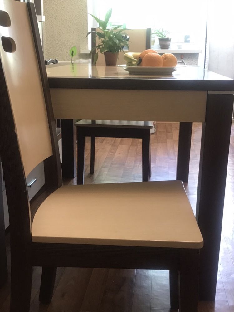 Стол и стулья в количестве 6 штук ( в комплекте )
