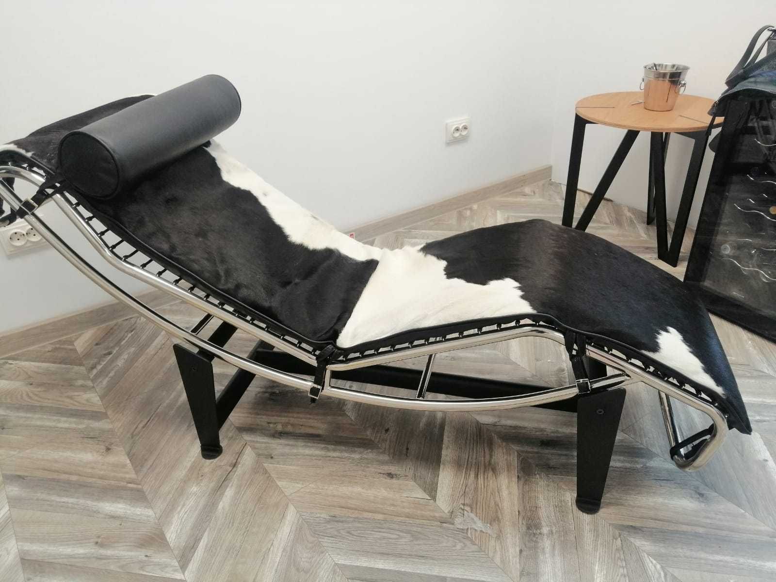 LC4- Chaise lounge design Le Corbusier, din piele vacă
