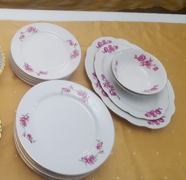 Vase decor portelan alb si seturi masa, farfurii, platouri