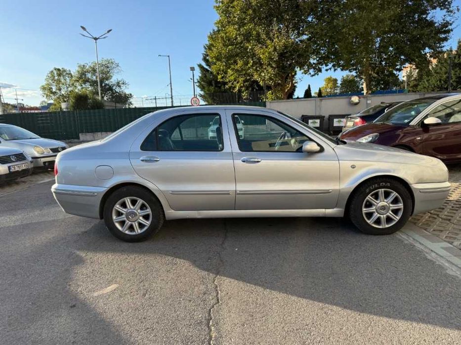 Автомобил Lancia Lybra