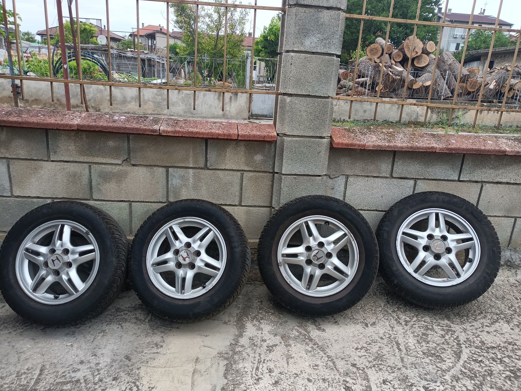 Продавам четири джанти заедно с четири гуми за Honda