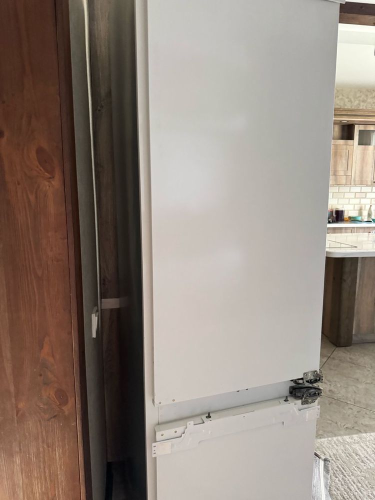 Холодильник встроенный Whirlpool немецкий