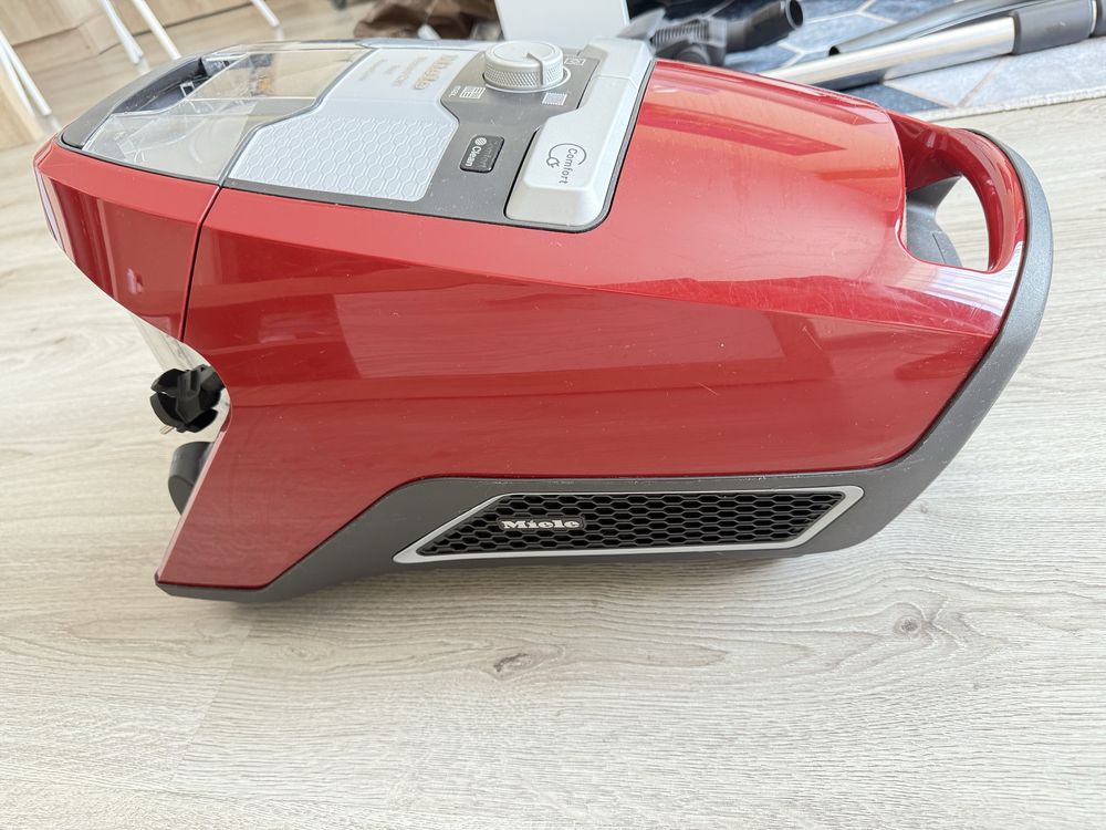 Прахосмукачка Miele Blizzard CX1 Red