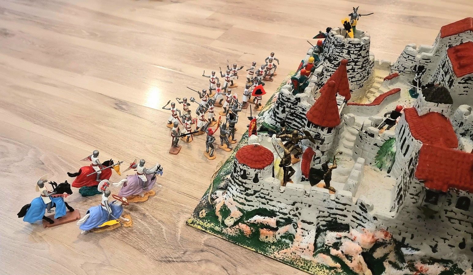 Figurine Cavaleri Medievali si Castel