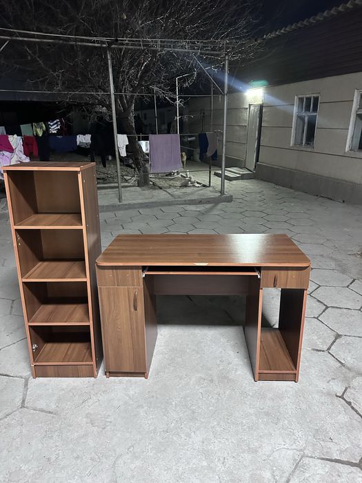 стол для учебы,с книжней полкой
