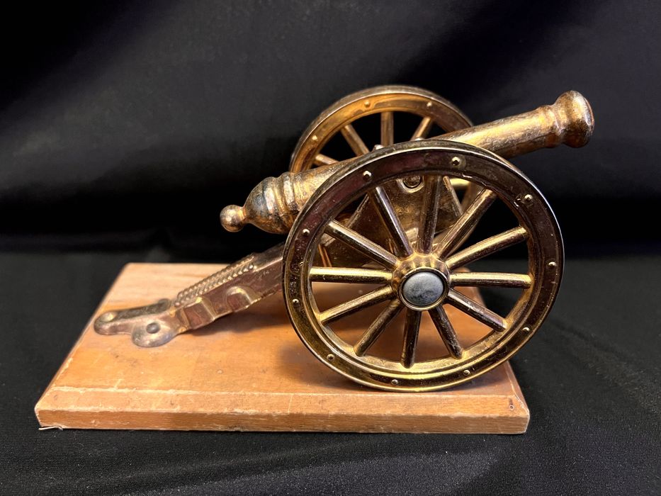 Decorațiune in forma de tun fixat pe un postament din lemn