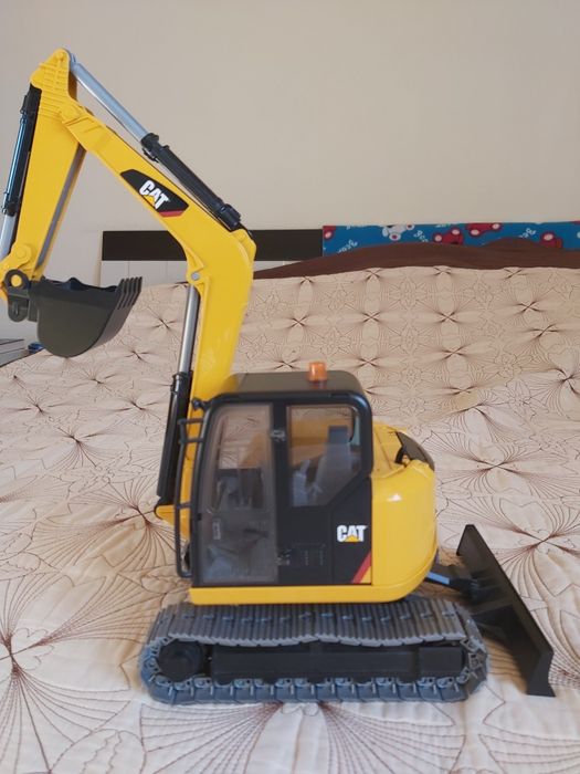 Vând excavator Bruder