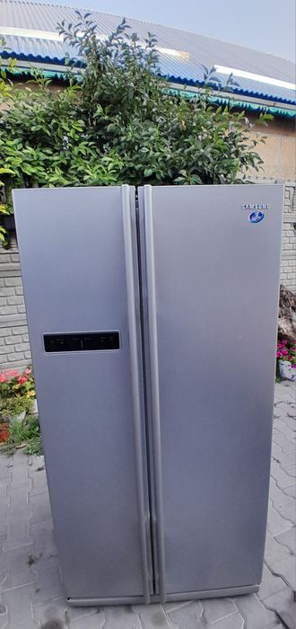 Продам двухдверный холодильник