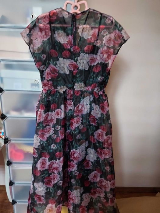 Rochie midi cu motive florale, nouă cu etichetă.