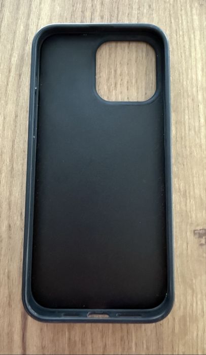 Калъф Guess - Strass Triangle Metal Logo, iPhone 15 Pro Max, черен