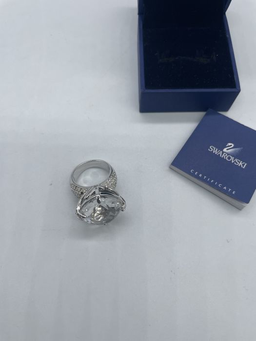 Vand inel Swarovski original cu certificat.