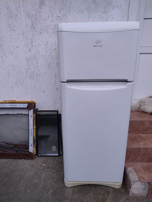 Vând frigider Indesit