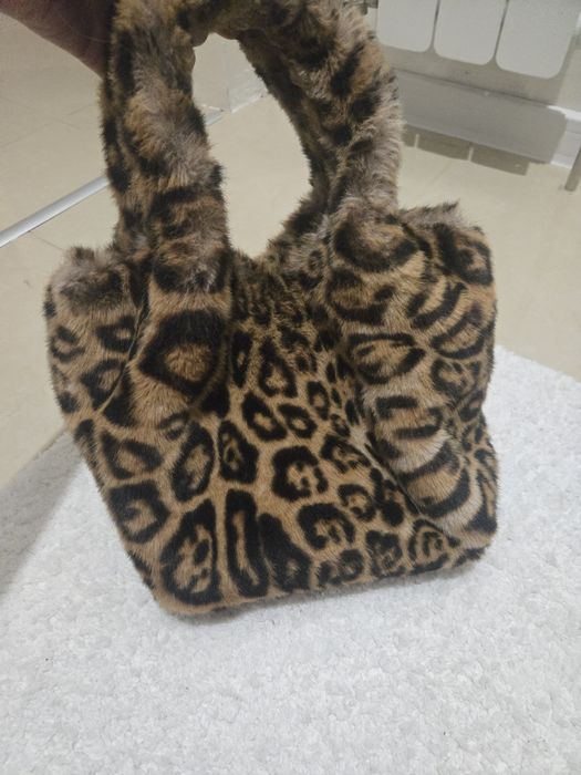 Тигрова чанта Guess