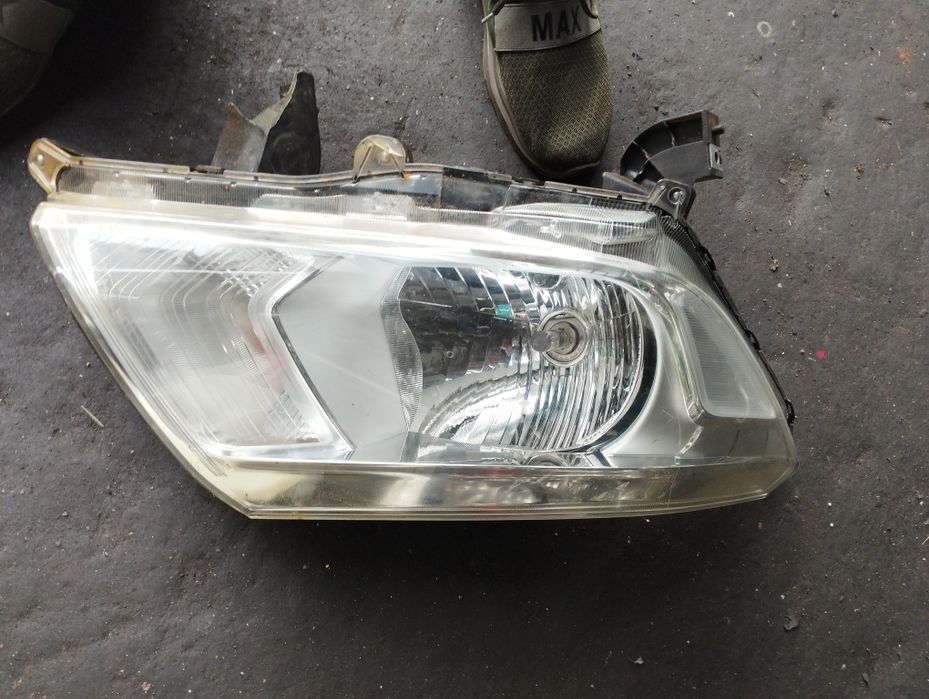 Фар за Nissan Navara 2012