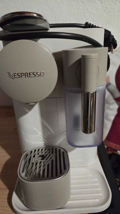 Кафемашина с капсули Nespresso Lattissima One бяла