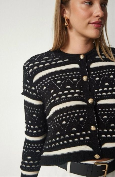 Дамскa жилетка със златни копчета