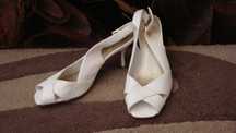 Sandale albe de piele cu toc mic, nr 39, Ariane.