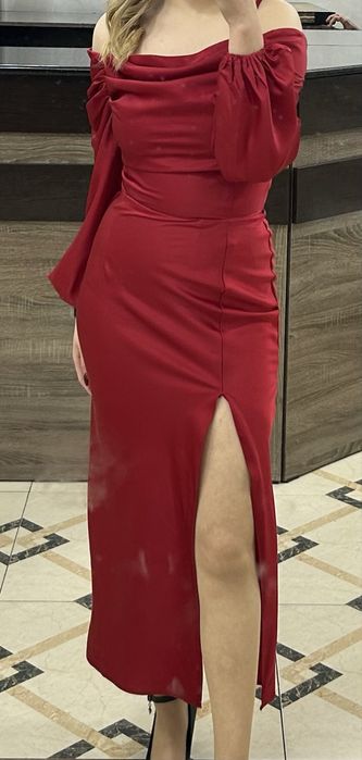 продаю платье на новогодний корпоратив с вырезом и открытим плечами