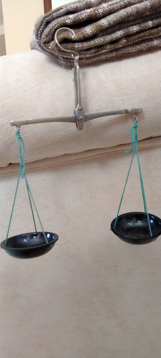 Весы и два комплекта гирь