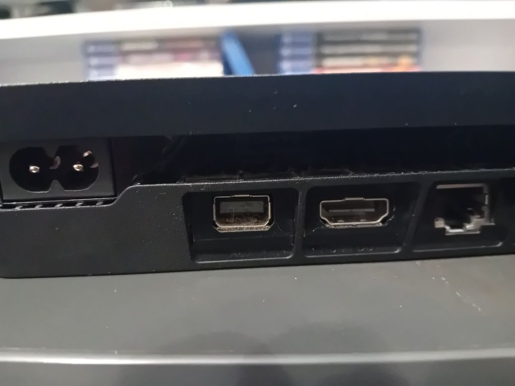 Ps4 slim 1TB + PSN account