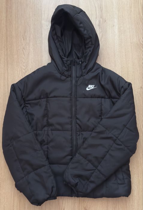 Оригинално дамско яке на Nike