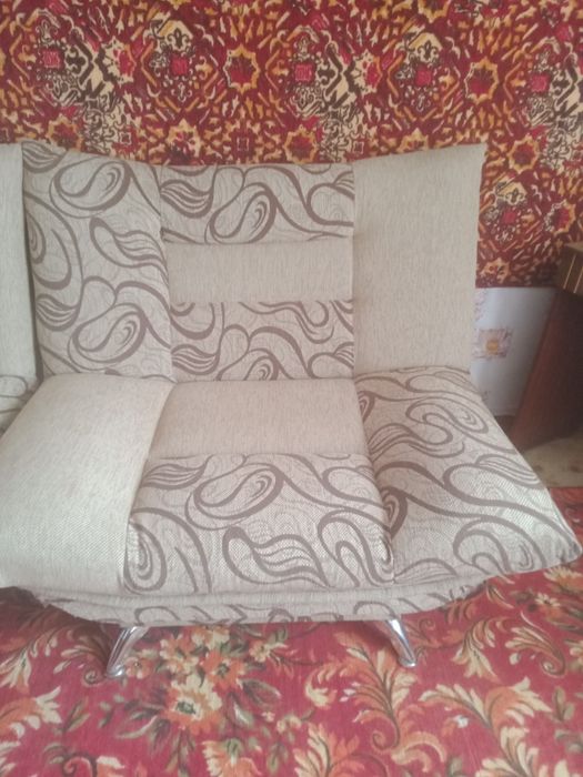 Кресло удобное  на ножках