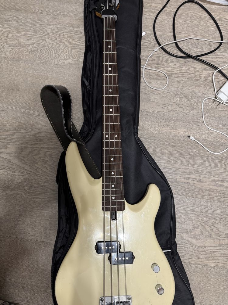 бас-гитара YAMAHA RBX300