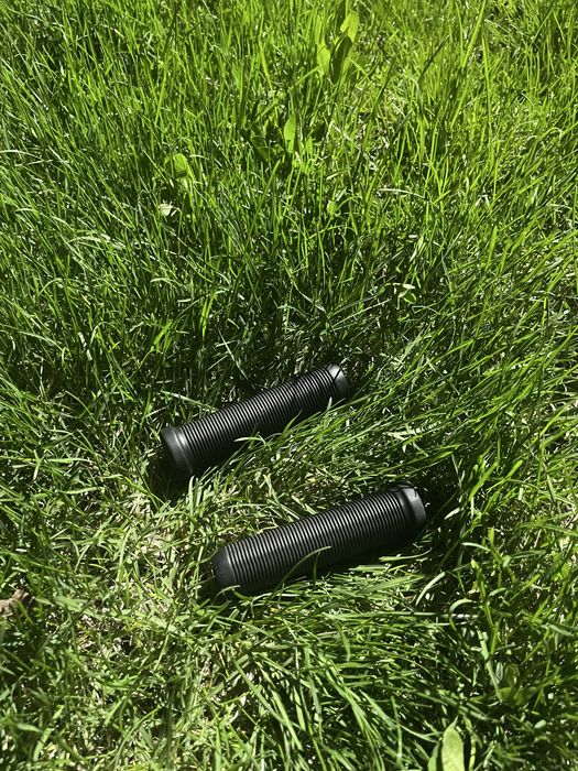 Грипсы черные.