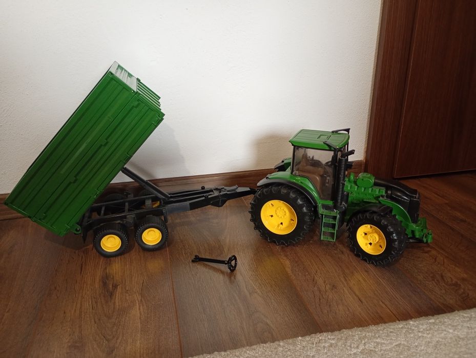 Set Tractor Bruder John Deere si remorca - functie basculare - volan