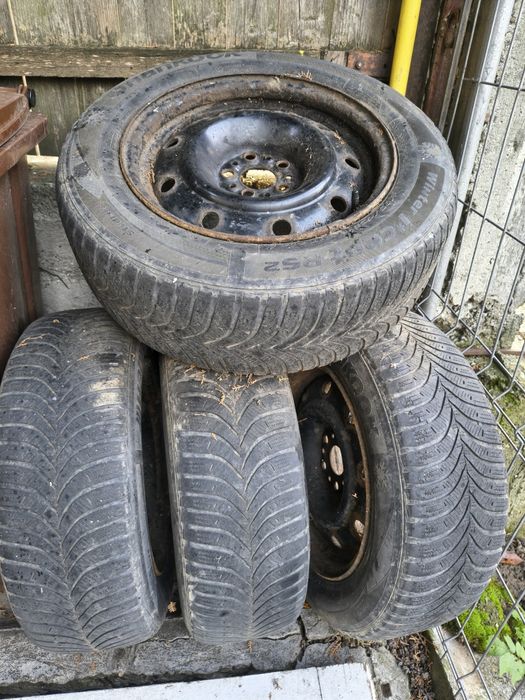 Vând 4 jante de otel cu cauciucuri de iarna pe R15