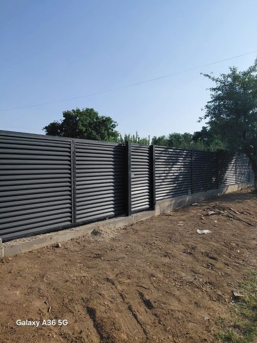 Construim garduri si porti din sipca metalica, panouri stil jaluzele,