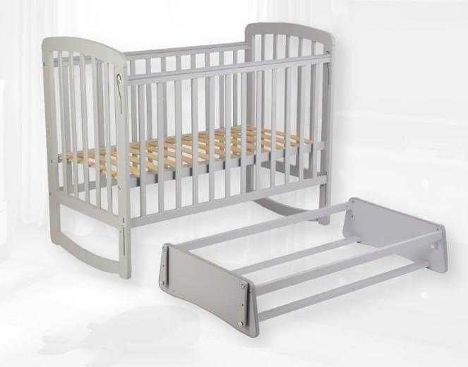 Кроватка детская выполнена в классическом стиле.