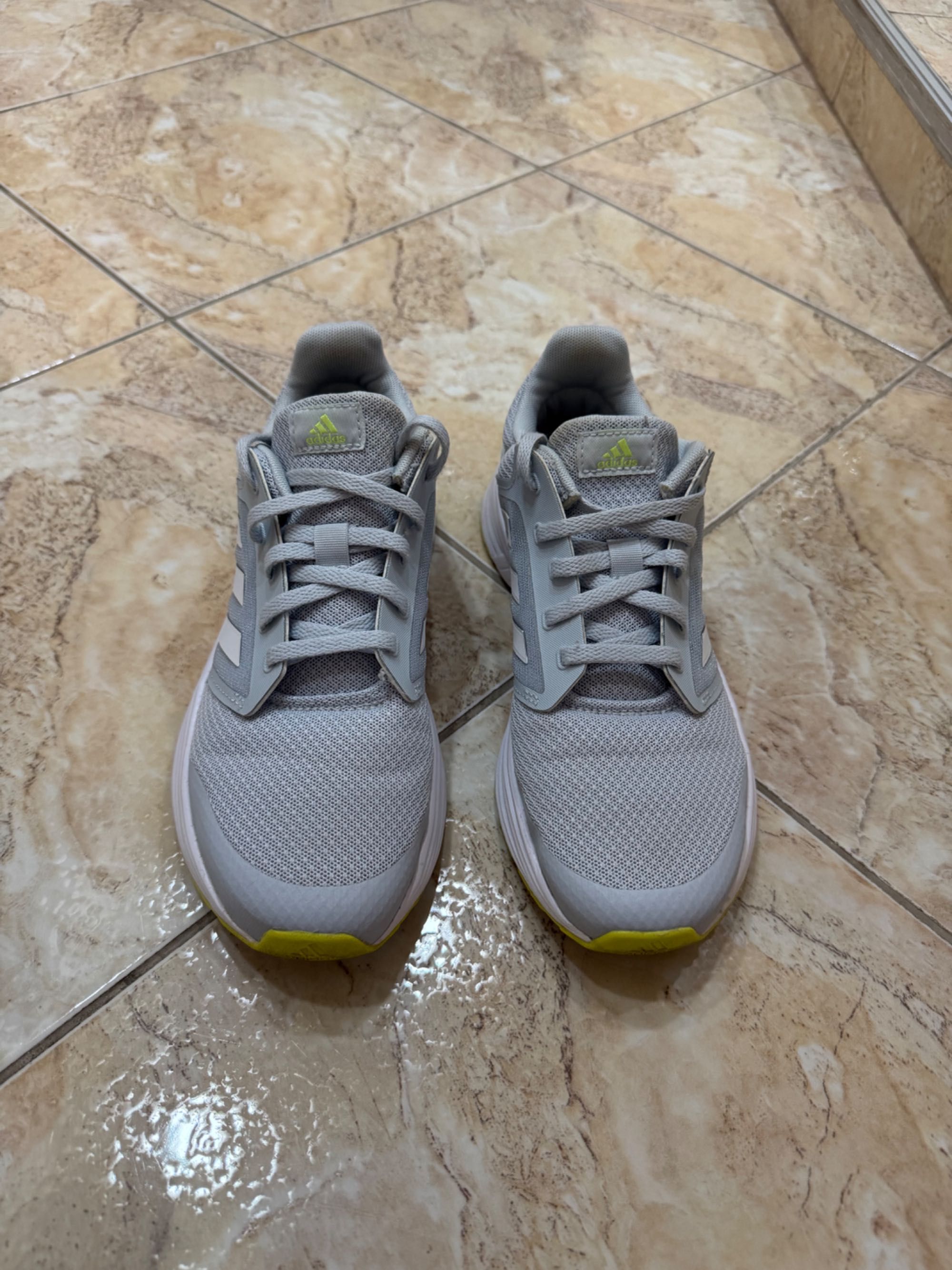 Продавам Дамски маратонки ADIDAS номер 38