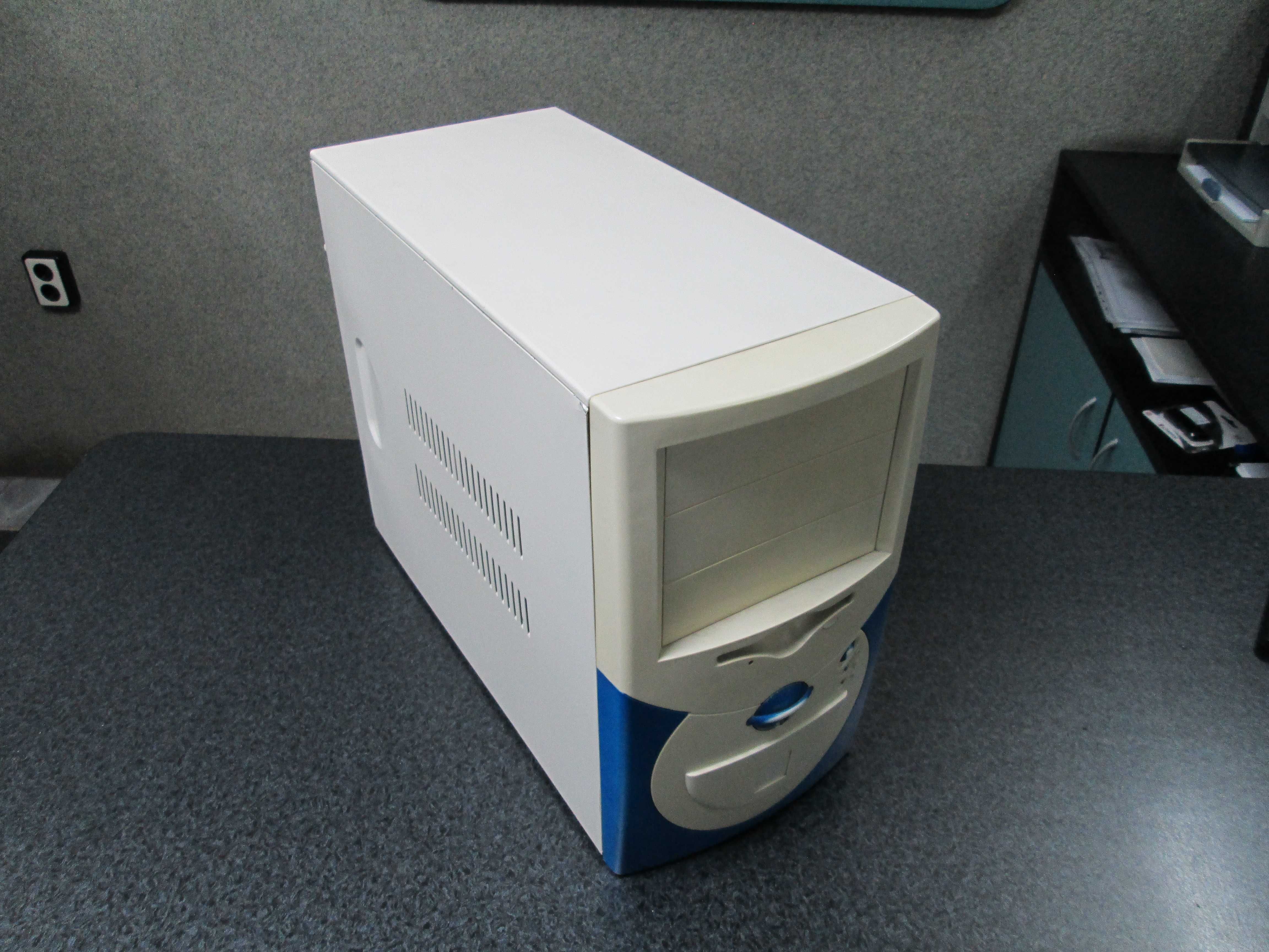 Продавам монитори IBM-17" и запазени компютърни кутии