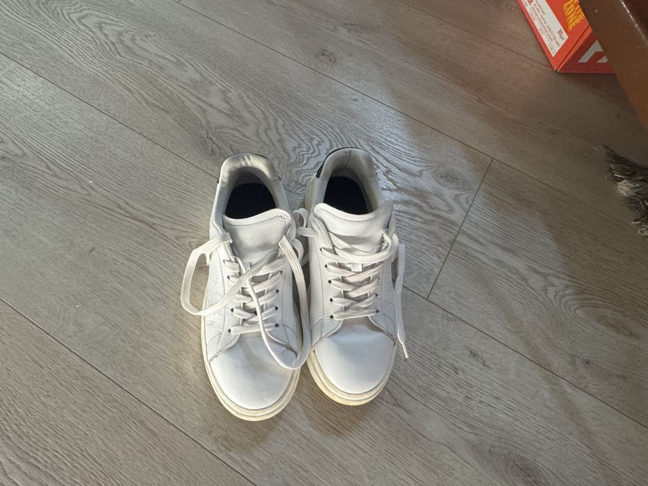 Sneakers Boss maimes 37 copii