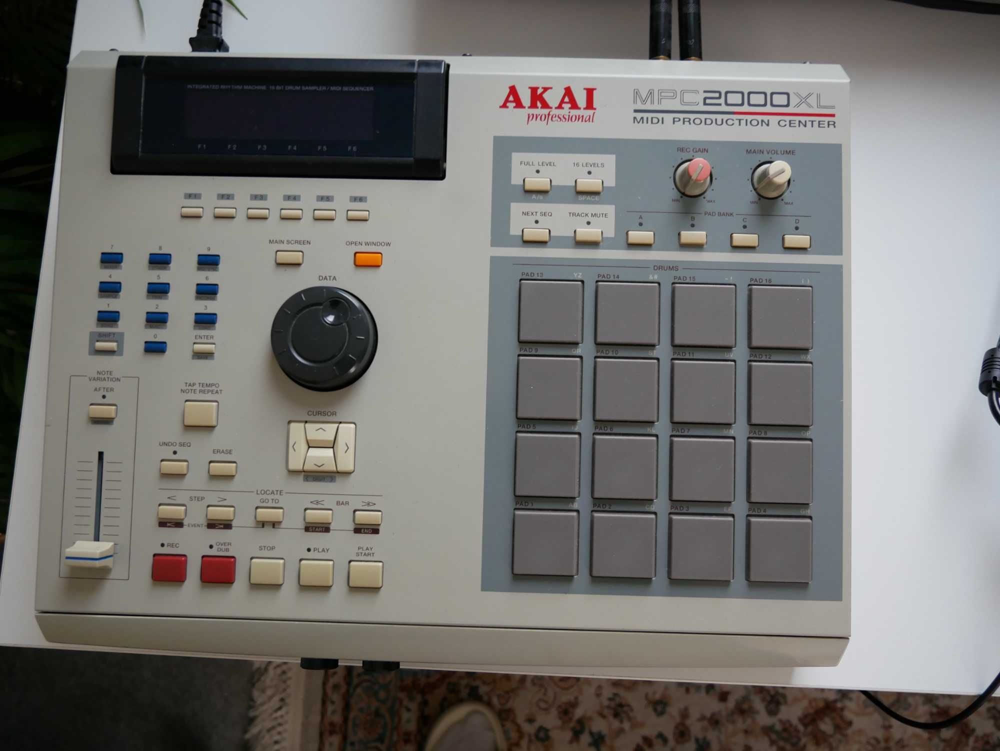MPC 2000XL / 8 OUTS /MS / SD / SM / CF Drive / Drum Machine / Sampler