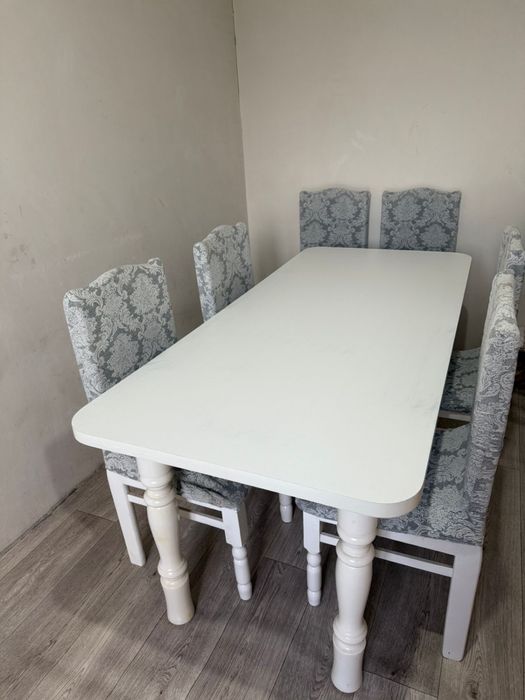 Продается кухонный стол со стульями