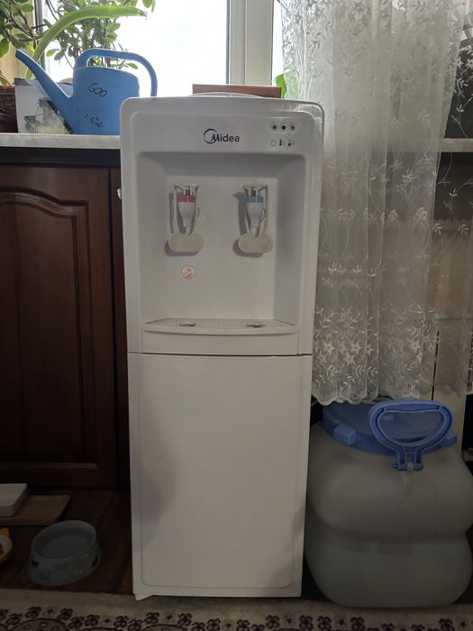 Кулер для воды, диспенсер