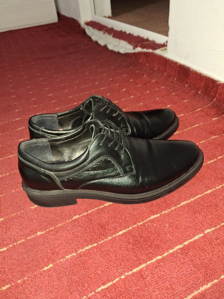 De vanzare pantofi marimea 42