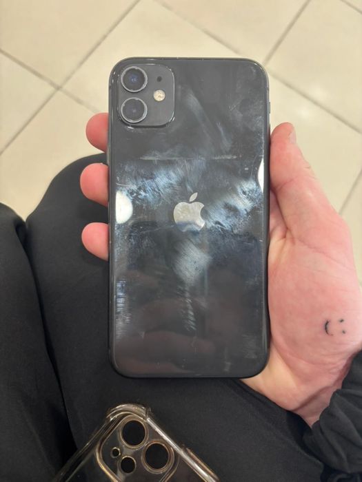 Продам айфон 11  договорная