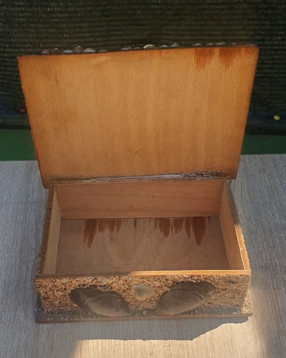 Caseta ornamentata cu scoici
