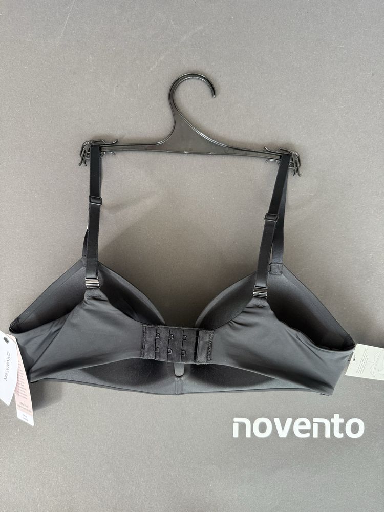 Изчистен черен сутиен Calvin Klein /75В/