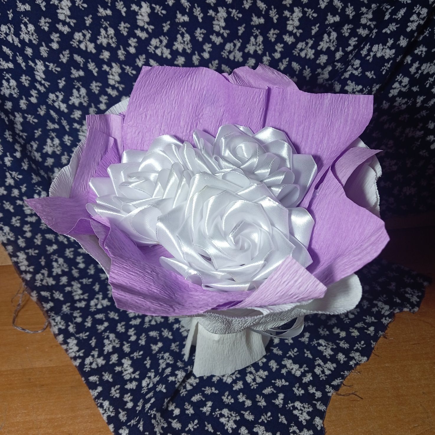 Розы из атласных лент